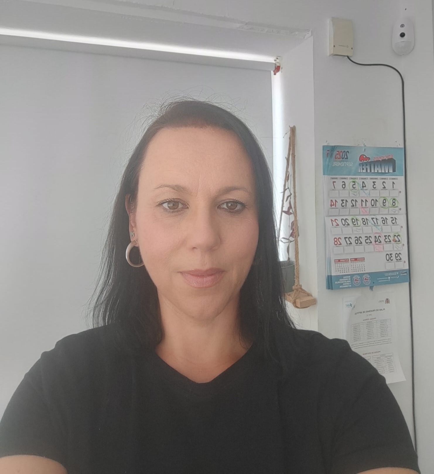 Recepción de la autoescuela con la recepcionista